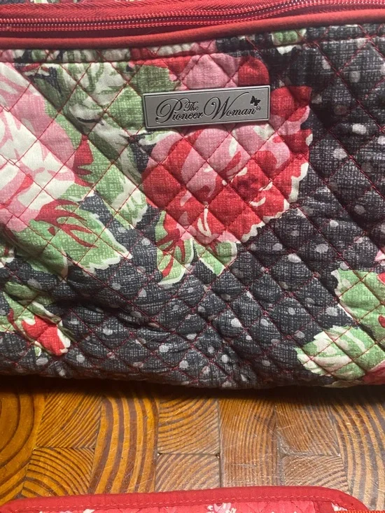 Pioneer Woman Sweet Romance Quilted Duffel Bag - Picture 4 of 10